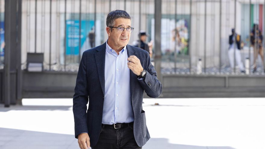 El portavoz del PSOE en el Congreso, Patxi López, antes de ofrecer declaraciones a los medios, en el patio del Congreso de los Diputados, a 13 de septiembre de 2023, en Madrid (España).
