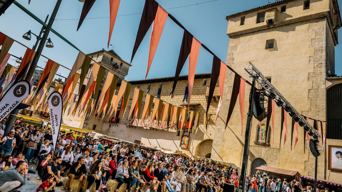 El apartado cultural y de ocio constituye uno de los pilares más deslumbrantes del evento, convirtiendo su casco histórico en un escenario repleto de arte