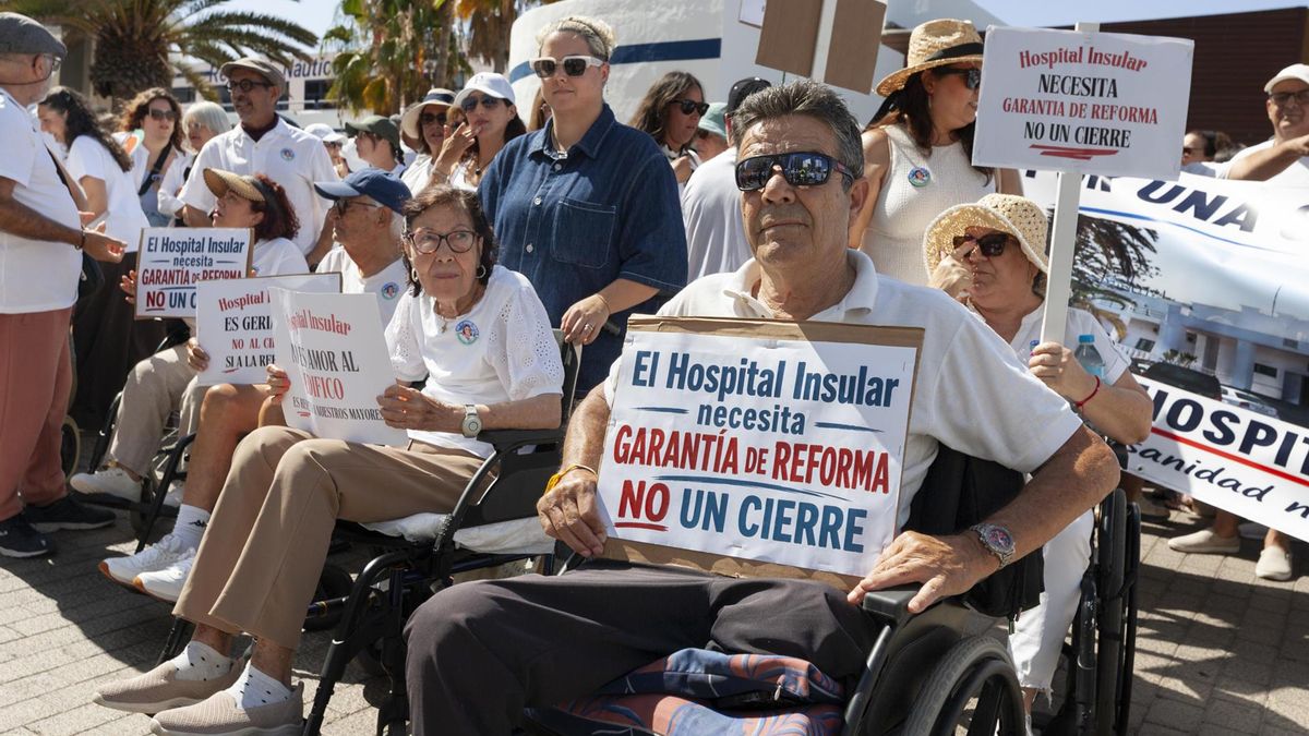 Unas 7.000 personas, según fuentes de la Policía Local de Arrecife, se han manifestado este sábado en la capital de Lanzarote para reclamar la continuidad del Hospital insular, dependiente del Servicio Canario de Salud y cuyo principal servicio que presta es el de geriatría. EFE/Adriel Perdomo