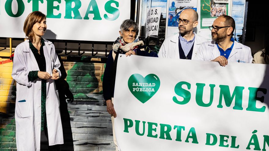 Los médicos madrileños de Atención Primaria que protagonizan un encierro en la Asociación Vecinal Manoteras, sujetan pancartas que rezan 'SUME Manoteras' y 'SUME Puerta del Ángel', otro barrio que se sumaría al proyecto.