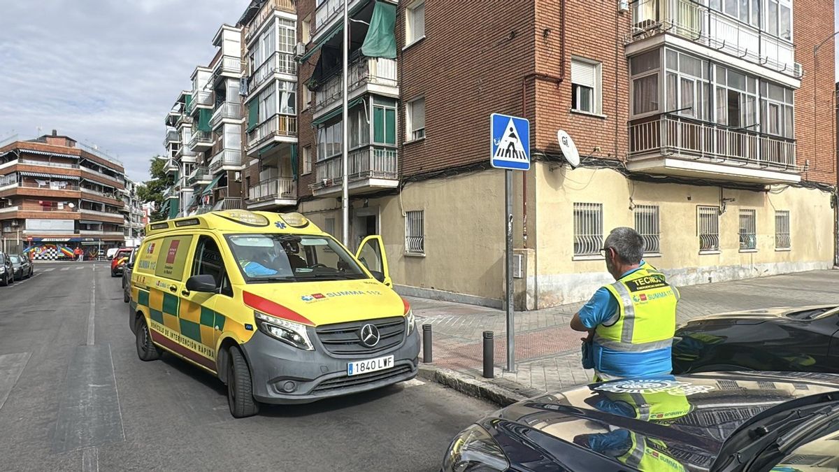 Una ambulancia del Summa 112 en las inmediaciones de la vivienda donde se produjo el homicidio.