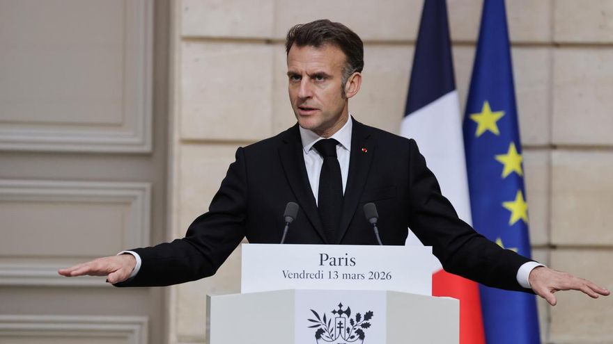 El presidente francés, Emmanuel Macron, durante una rueda de prensa conjunta con el presidente ucraniano tras una reunión en el Palacio del Elíseo en París, este viernes.