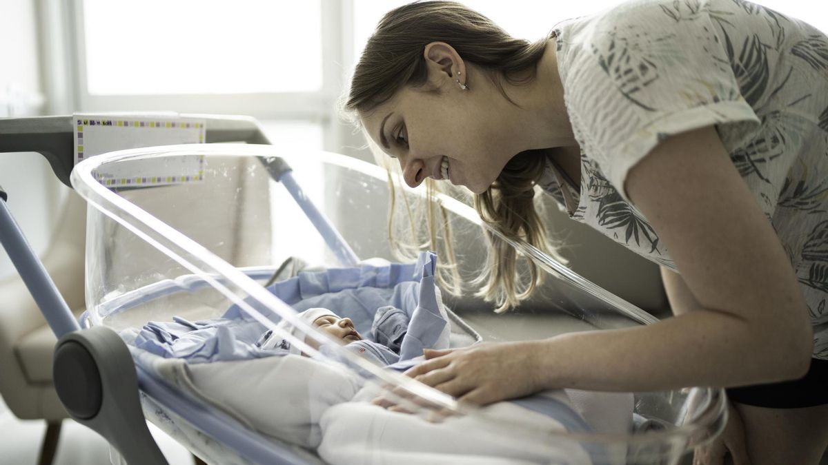 Una madre junto a su bebé en el hospital