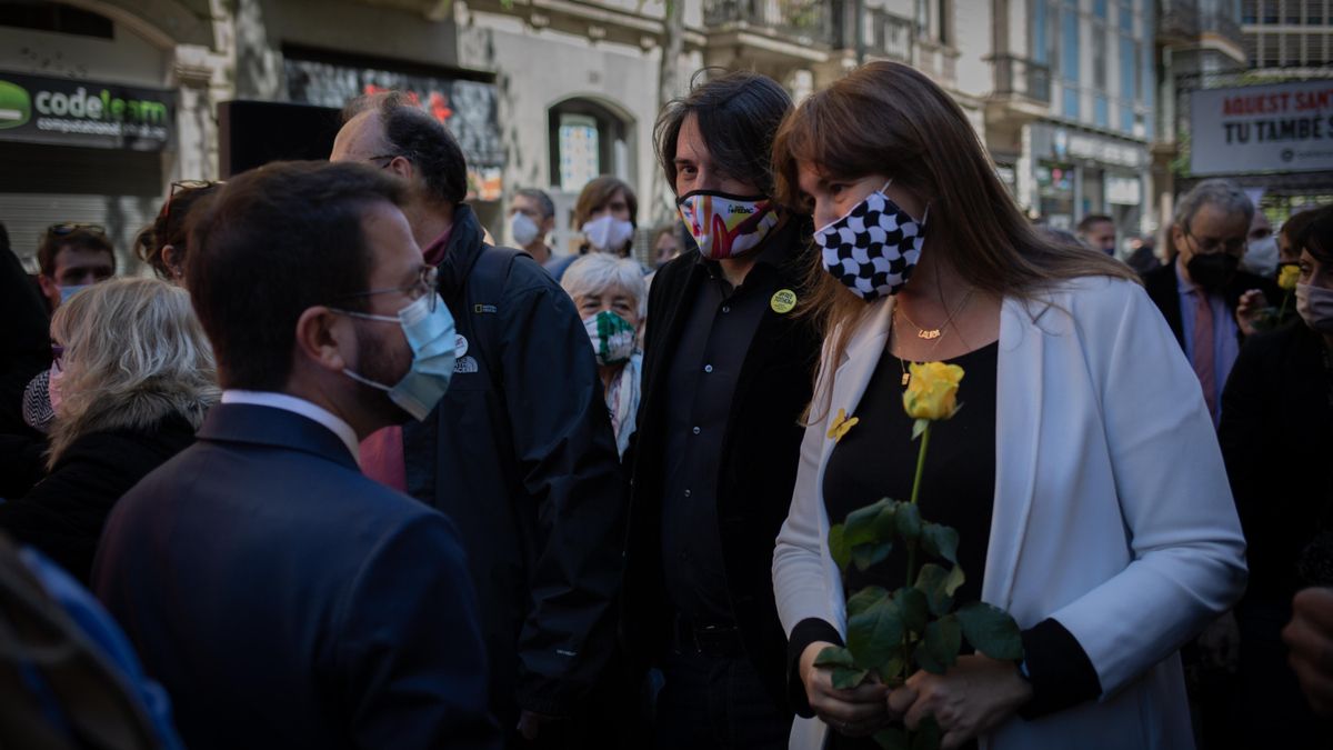 El vicepresidente del Govern en funciones, Pere Aragonès y la presidenta del Parlament, Laura Borràs con una rosa amarilla a su llegada a la acción que la asociación organiza a favor de la amnistía, a 23 de abril de 2021, en Barcelona, Catalunya (España).