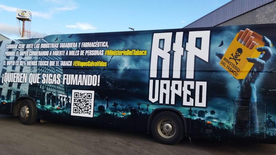 Los defensores del vapeo sacan un bus a la calle para atacar a Sanidad: "Quieren que sigas fumando"