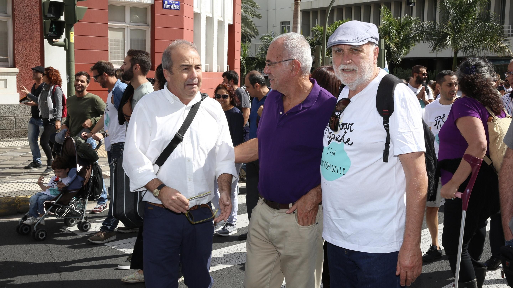 Los diputados de Podemos Paco Déniz y Manuel Marrero en la manifestación contra el macromuelle.