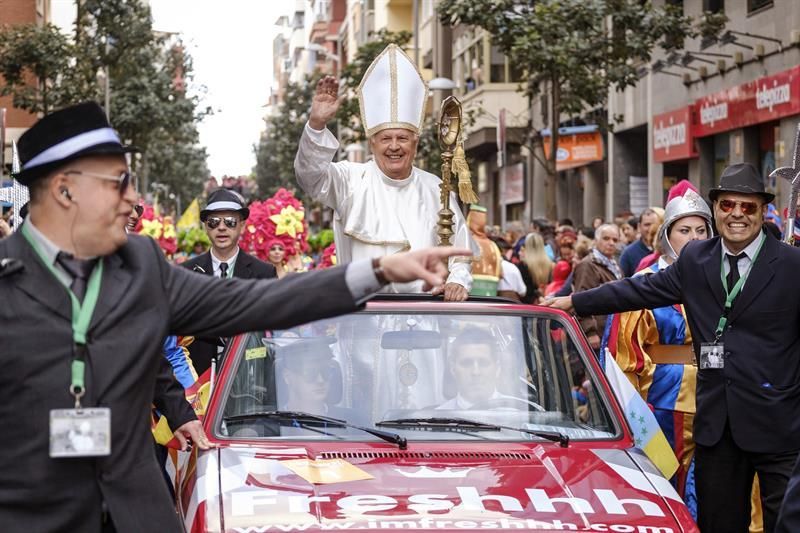 Un hombre disfrazado de Papa participa hoy en la Gran Cabalgata. EFE/Ángel Medina G.