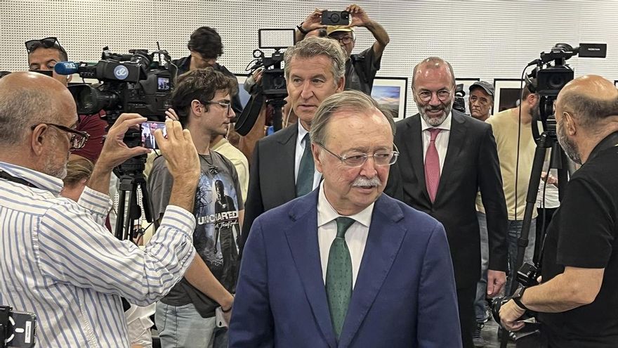 El presidente ceutí, Juan Jesús Vivas seguido por el líder del PP, Alberto Núñez Feijóo,y el presidente del Partido Popular Europeo (PPE), Manfred Weber.