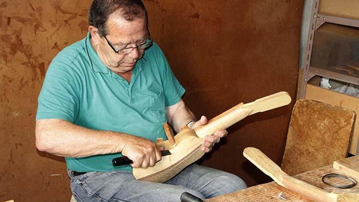 Antonio Lemes, último luthier de la cuna del timple, que fue distinguido artesano del año, frabricando uno de estos instrumentos.