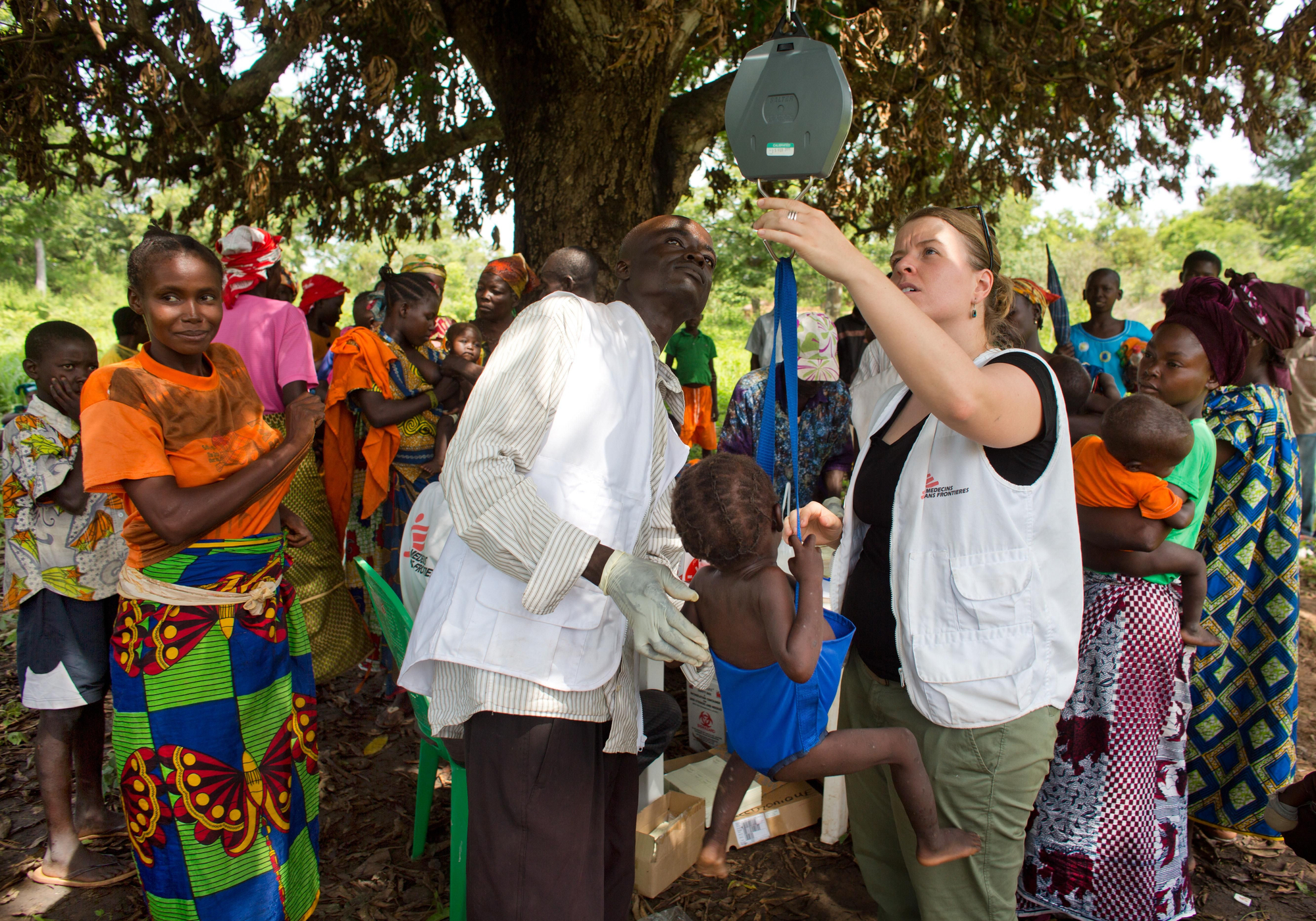 El equipo de MSF pesa a un bebé para comprobar si padece desnutrición y registrar los casos existentes en la zona,  en una clínica móvil cerca de Bossangoa, en la región noroeste de la República Centroafricana. / Fotografía: Tom Koene