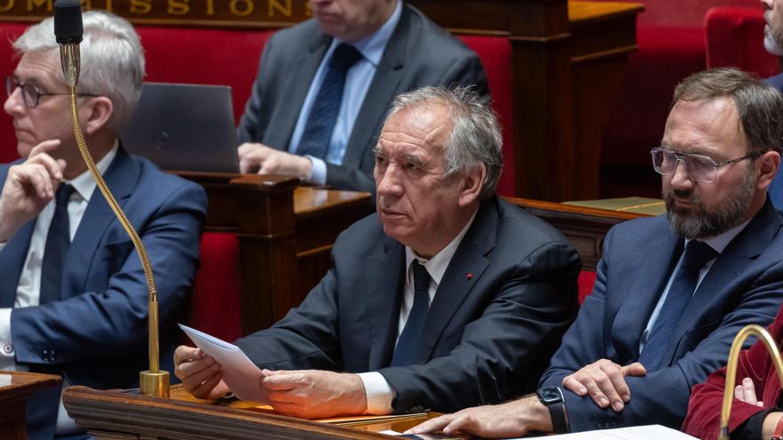 Los socialistas franceses mantienen a flote al primer ministro de Macron en una nueva moción de censura de Mélenchon