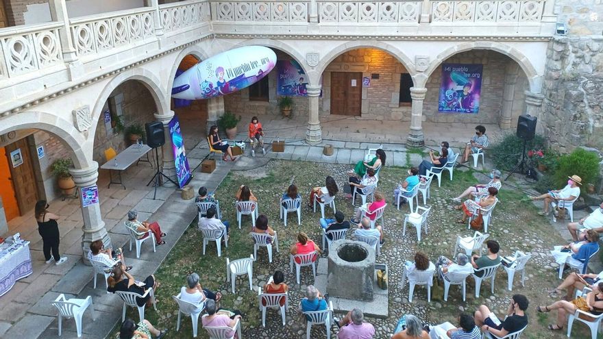 La iniciativa 'Mi pueblo lee' con la escritora Rosa Montero en La Adrada.