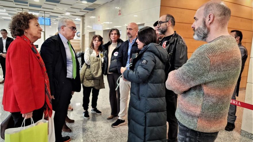 Imagen de archivo de los diputados del PRC Pedro Hernando y María Teresa Noceda con la Junta de Personal Docente