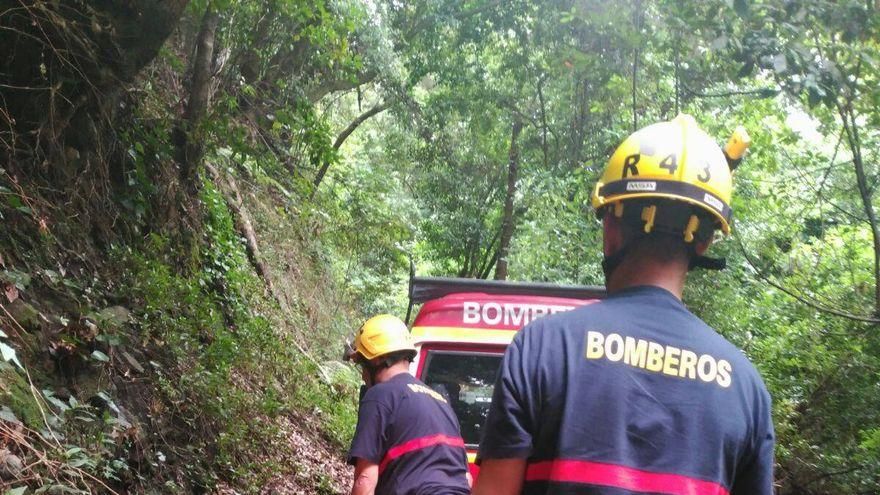 Los bomberos rescatan a una senderista herida en Los Tilos
