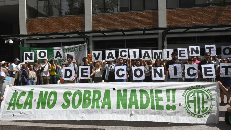 Recortes, despidos y un negacionista al mando del país: la crisis que atraviesan los científicos del ambiente