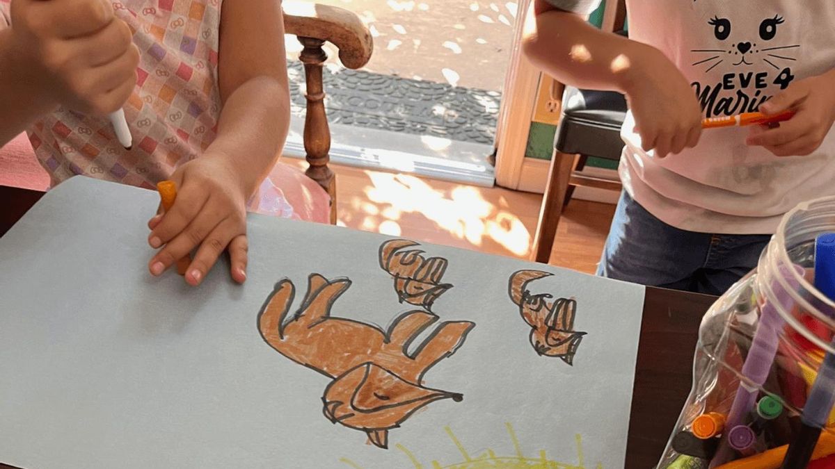 El programa 'La Ristra' comenzó en 2025 en una iglesia de Tucson, Arizona, y lleva clases de pintura hasta los hogares para dar un respiro frente a las políticas migratorias de la Administración de Donald Trump.
