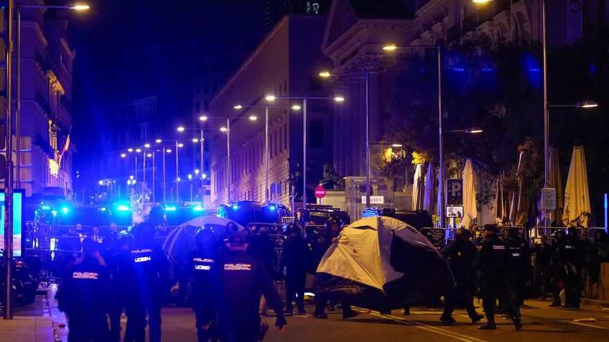 Acampada contra la amnistía en la Carrera de San Jerónimo, frente al Congreso de los Diputados, esta noche de sábado, en Madrid.