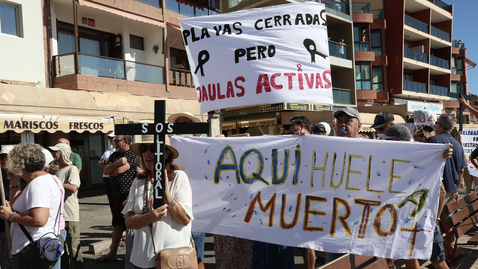 Manifestación en Melenara contra los vertidos: "Esto huele a muerto"