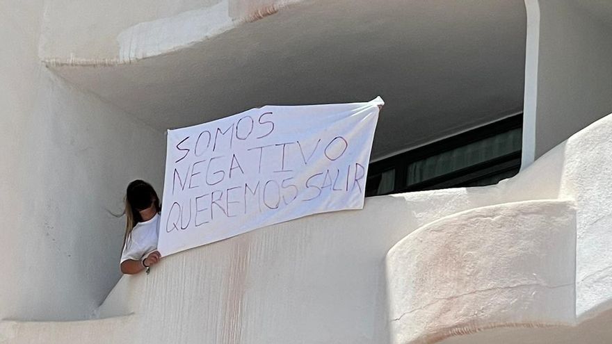 Estudiante gallega confinada en una habitación del hotel Bellver de Palma por el macrobrote que afectó a jóvenes participantes en viajes de fin de curso a la isla.