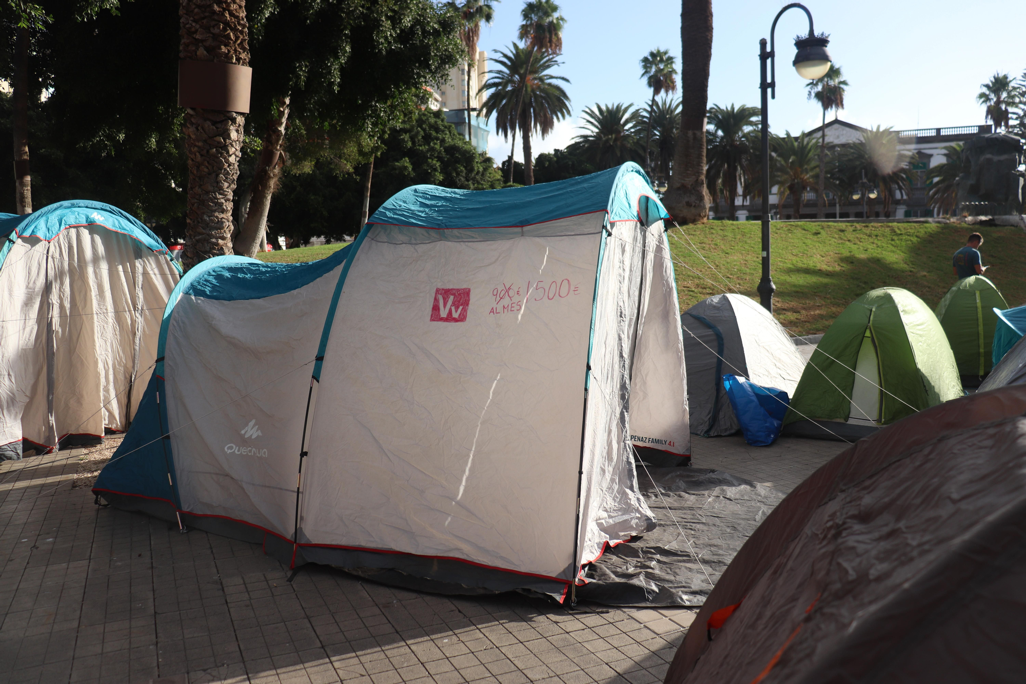 Casetas en protesta por la vivienda vacacional, en la acampada de la Plaza de la Feria (Las Palmas de Gran Canaria)