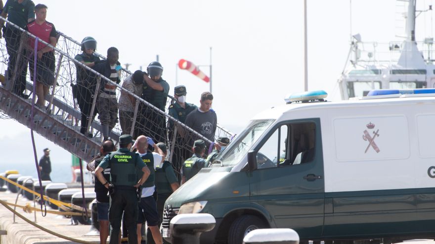Detenidos por piratería 9 de los inmigrantes que se amotinaron en el barco que los rescató
