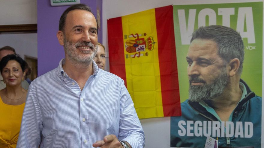 "Ha priorizado un fachaencuentro": el líder ultra del Parlament balear relega sus funciones para alinearse con Orbán en Hungría