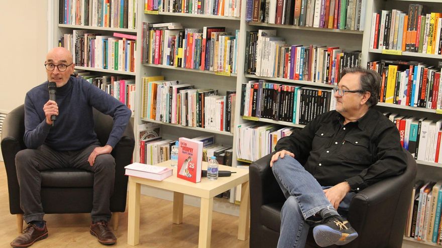 Eloy M. Cebrián, a la derecha, ha presentado un libro recopilatorio