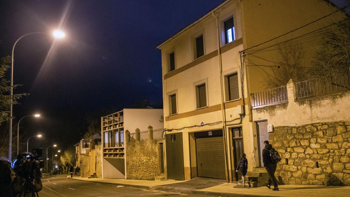 La Policía Nacional está investigando la muerte de un hombre y una mujer, de unos 25 años, hallados en el interior de un turismo en su garaje particular en Soria, al parecer por una intoxicación por monóxido de carbono y sin signos aparentes de violencia sobre sus cuerpos.