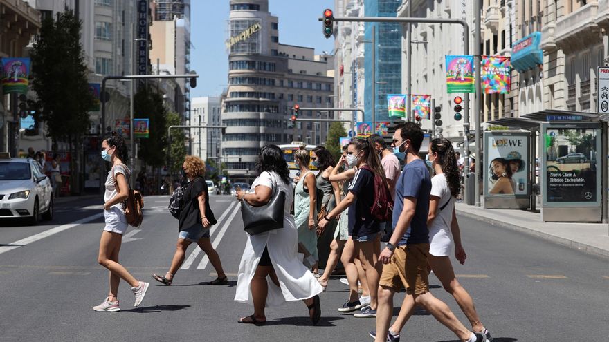 Varias personas caminan por Gran Vía en Madrid. EFE/ Mariscal/ Archivo