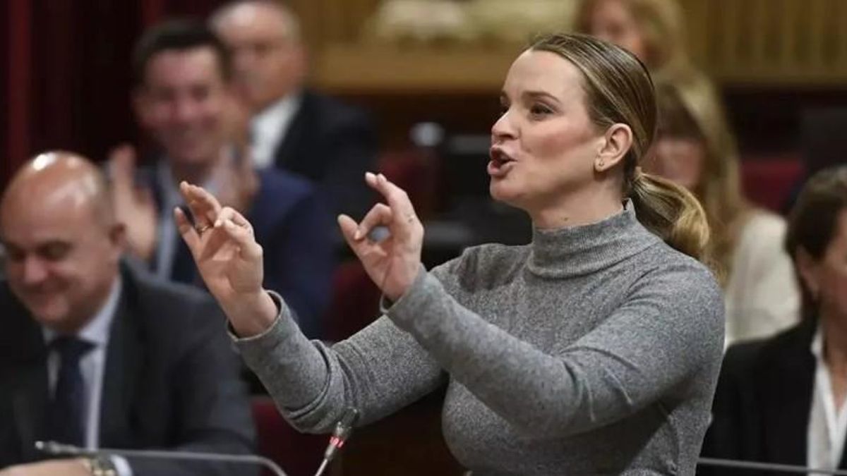 La presidenta del Govern balear, Marga Prohens (PP), durant un ple del Parlament