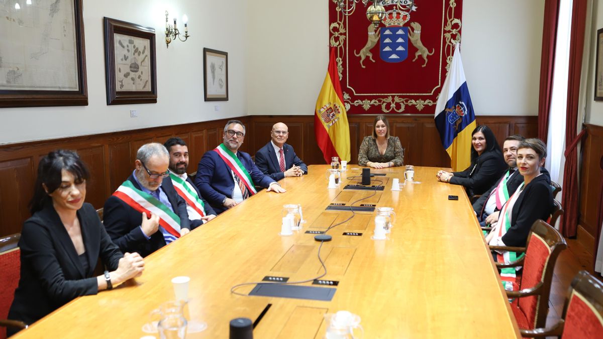 La presidenta del Parlamento de Canarias y el Diputado del Común con autoridades de la isla de Cerdeña.