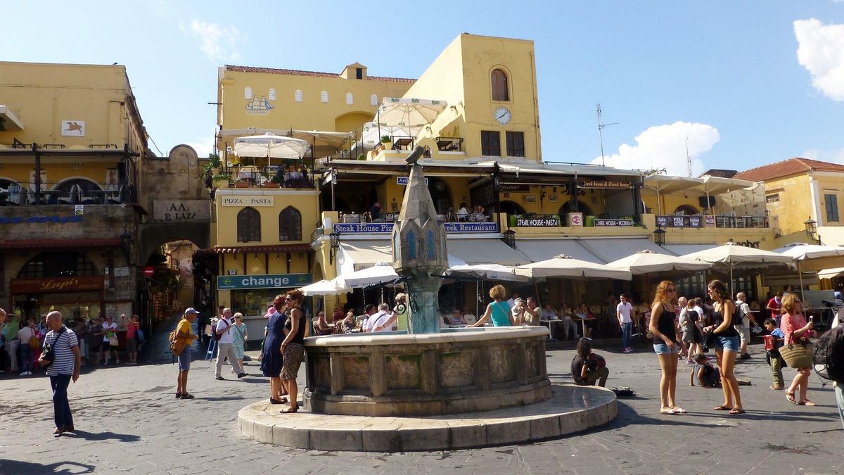 Plaza de los mártires judíos, la puerta de entrada a la Judería de Rodas.