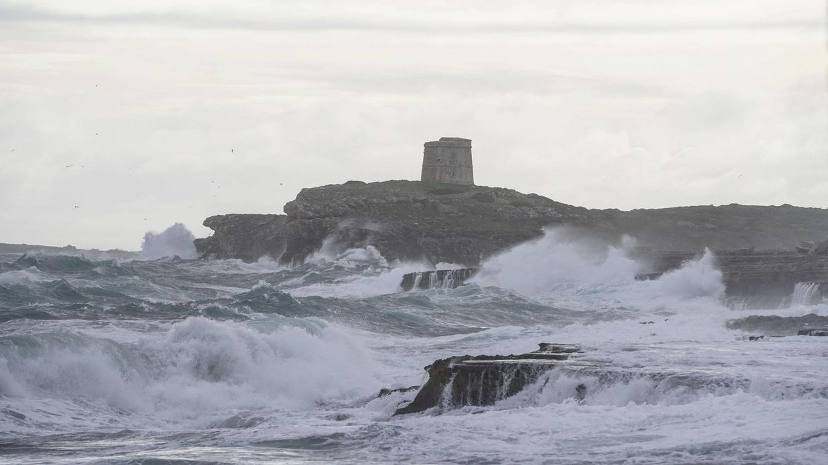 La borrasca 'Harry' incomunica Menorca por mar y deja árboles caídos y desprendimientos de tierra en Ibiza