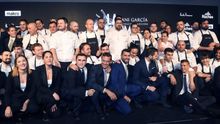 El cocinero andaluz Dani García (c) posa con su equipo de trabajo durante la cena ofrecida por el chef este sábado en Marbella, Andalucía, España, para poner fin a sus más de 20 años consagrado a las exigencias de la alta cocina.