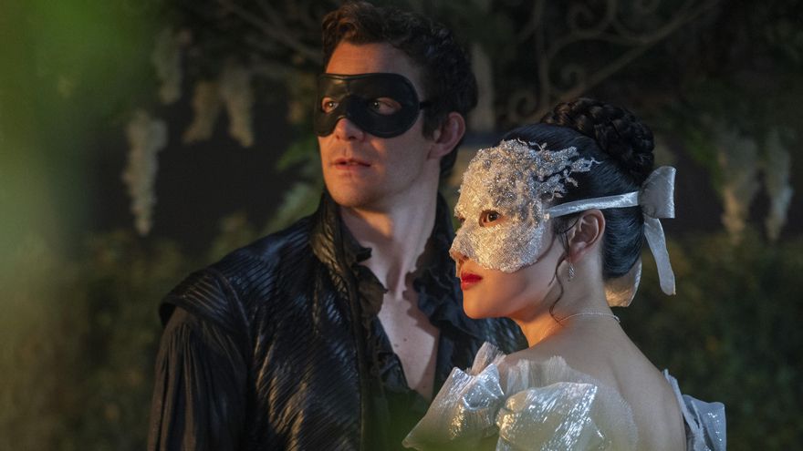 Luke Thompson y Yerin Ha, en una escena de 'Los Bridgerton'