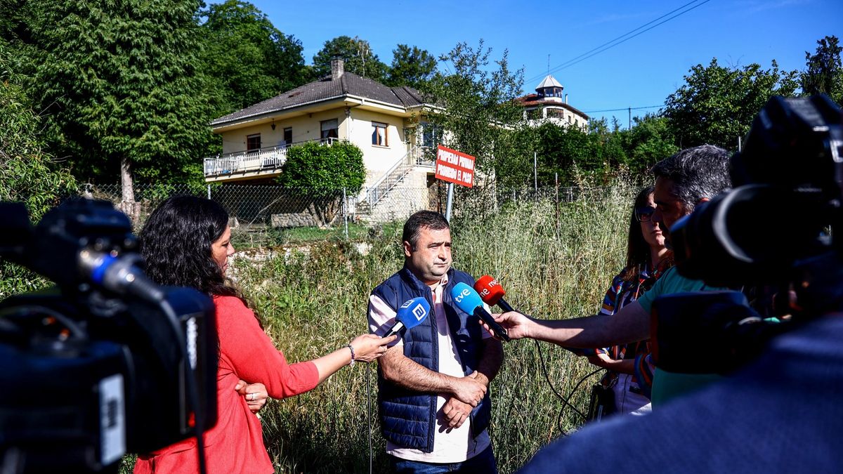 Ignacio Álvarez, nieto de Tinita, atiende a los medios de comunicación nada más conocer el aplazamiento de la ejecución del desahucio de su abuela.
