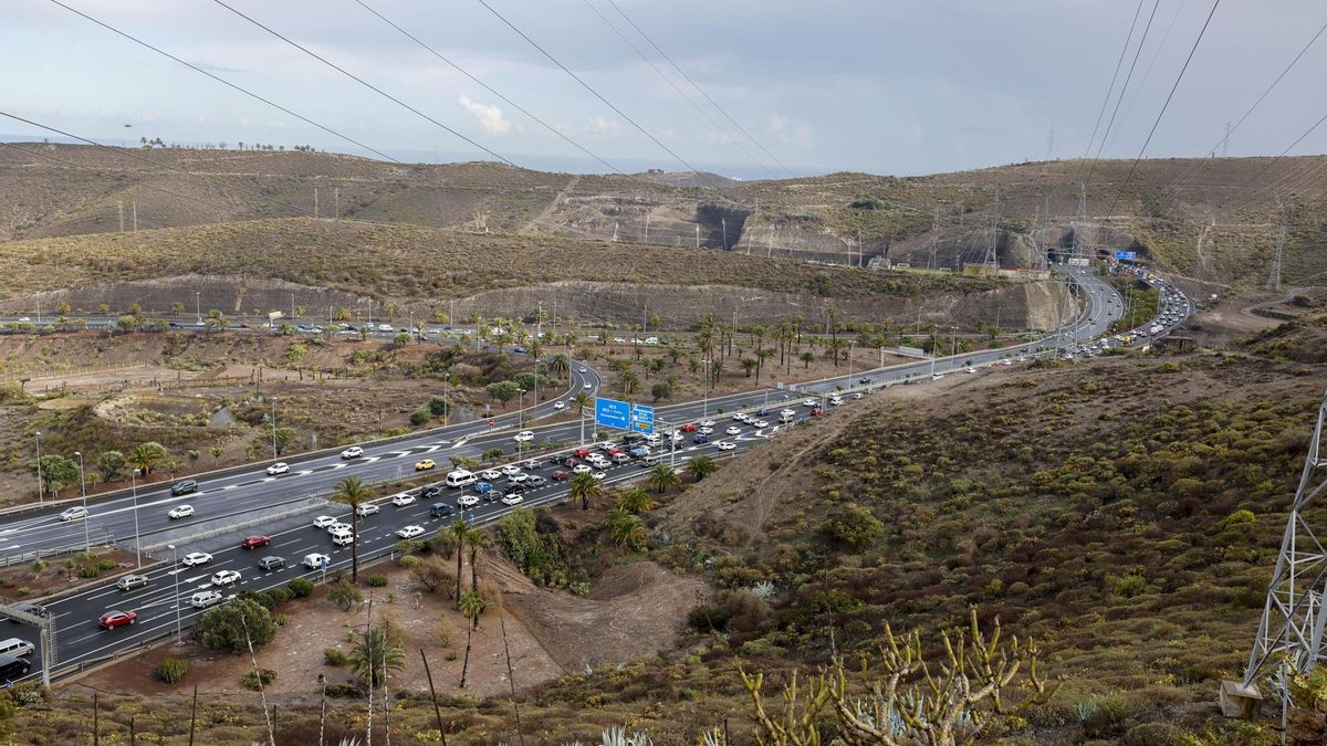 Circunvalación de Las Palmas colapsada de tráfico por la lluvia. EFE/ Elvira Urquijo A.