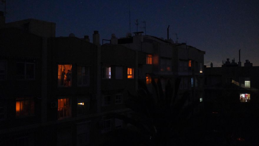Vista de edificios de viviendas en Elche todavía sin luz entrada la noche, durante el apagón eléctrico que se ha producido hoy lunes en la Península Ibérica. EFE / Pablo Miranzo