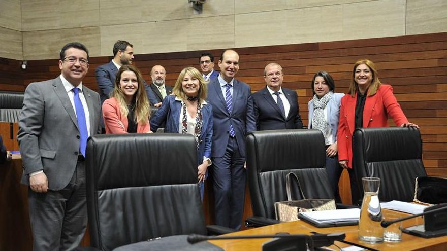 Diputados del PP, entre ellos la propia Teniente y Monago, posan en el último pleno de la Asamblea de esta legislatura 2019-2023