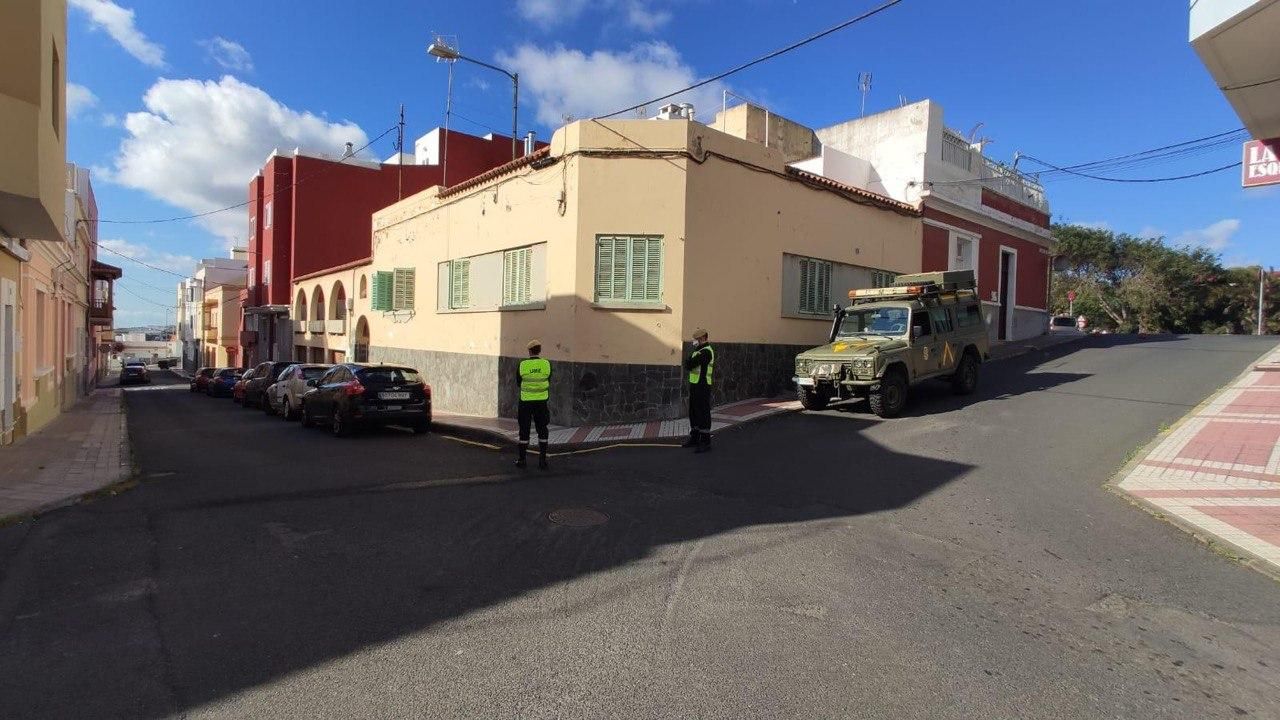 Efectivos de la UME desinfectan el centro de menores Aloe-monoparental en Tenerife.