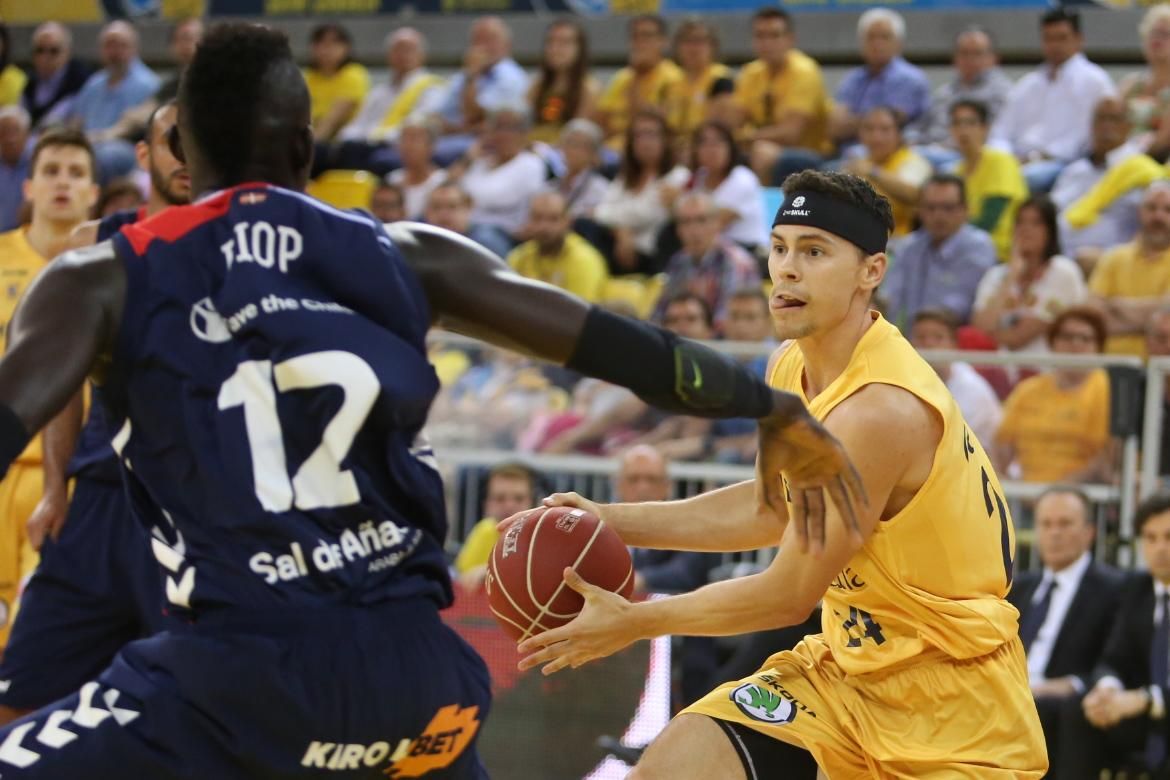 Imágenes del partido de cuartos de final de playoff entre el Granca y el Baskonia. (Alejandro Ramos).