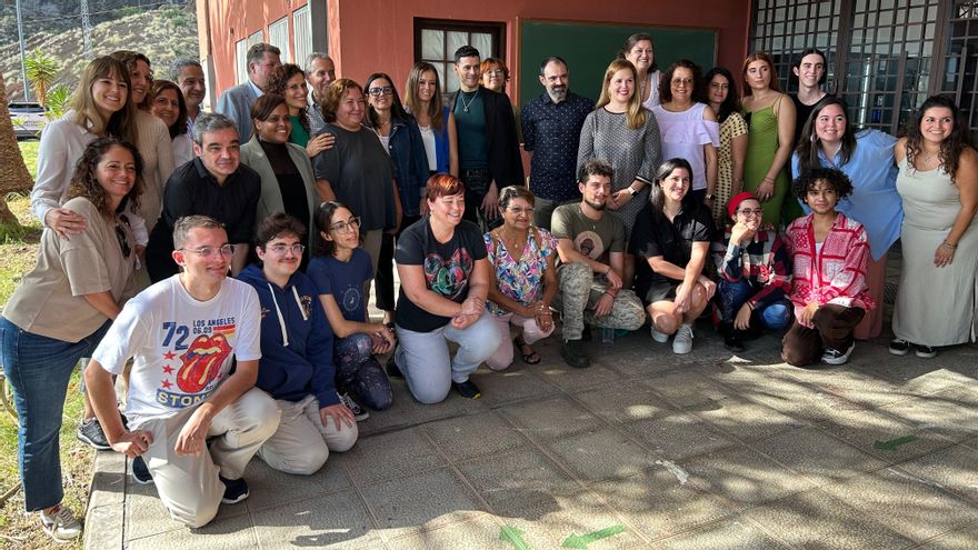 La iniciativa de la Escuela de Arte Manolo Blahnik denominada 'Renacer de las Cenizas' cuenta con la implicación del IES Politécnico de Las Palmas de Gran Canaria, la marca joyera Tous y la Universidad de Las Palmas de Gran Canaria.