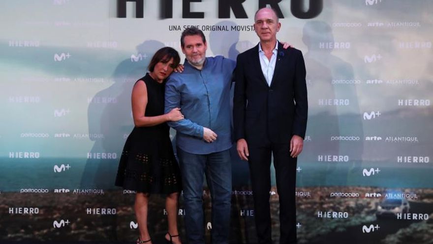 Los actores Candela Peña y Darío Grandinetti (d) y el director Jorge Coira, durante la presentación en Madrid de "Hierro", serie criminal de Movistar+.