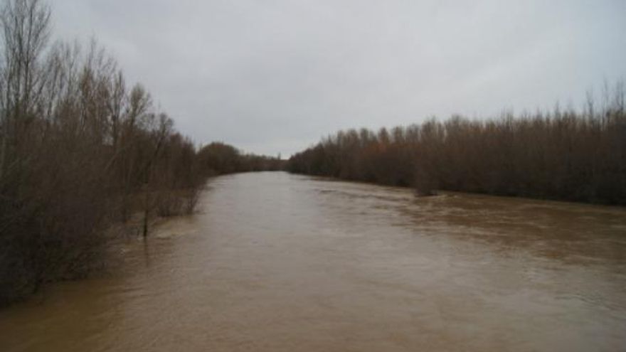 El río Esla con alto caudal.