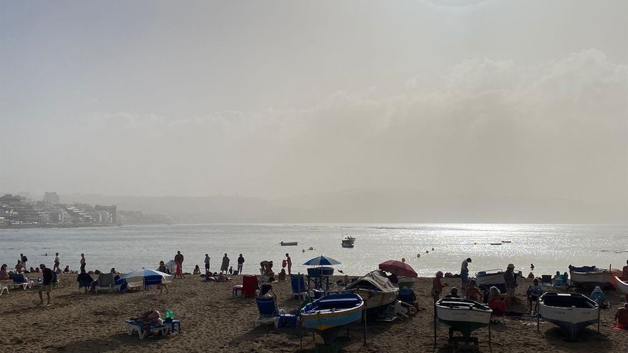 Calima, temperaturas de hasta 34 grados y rachas fuertes de viento en Canarias
