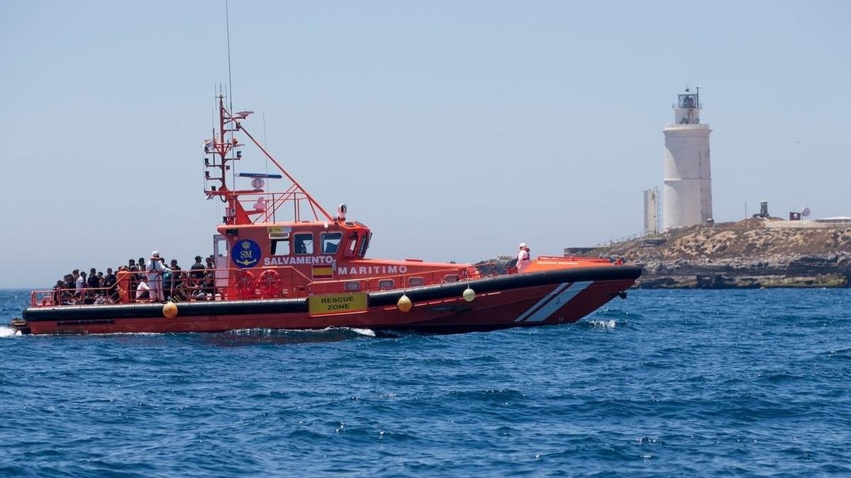 Rescatados 57 migrantes de una patera que navegaba en aguas del Estrecho