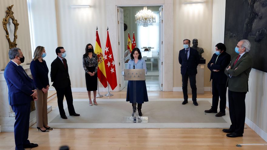 La presidenta madrileña, Isabel Díaz Ayuso (PP), rodeada por sus consejeros, durante la rueda de prensa ofrecida en la sede de la Comunidad tras firmar un decreto para convocar elecciones anticipadas el martes 4 de mayo en la Comunidad de Madrid, donde gobierna en coalición con Ciudadanos. EFE/ Zipi