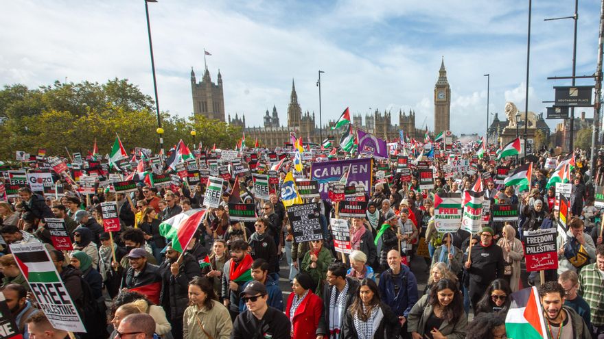 Miles de personas se manifiestan en Londres para que Israel detenga su ofensiva en Gaza.