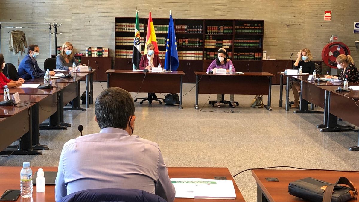 Reunión de la mesa negociadora con la vicepresidenta y consejera al fondo, segunda por la izquierda