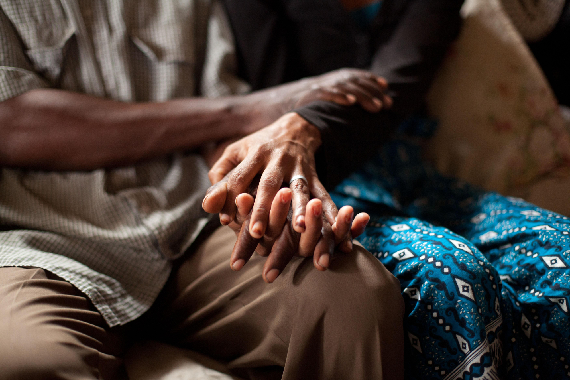 “Siempre que va con el grupo comunitario regresa con muchas cosas que contar. Tener responsabilidades le ayuda a mantenerse con buena salud. Nunca me ha pasado por la cabeza irme y abandonarla. Ella es parte de mí”, dice Victorino. Fotografía: Brendan Bannon